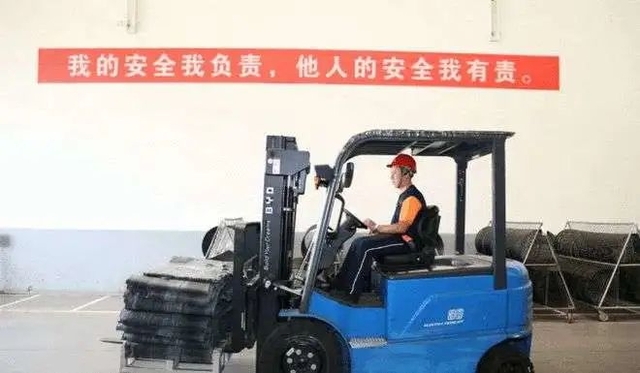 叉車側翻事故：無知者無畏，*終付出慘痛代價